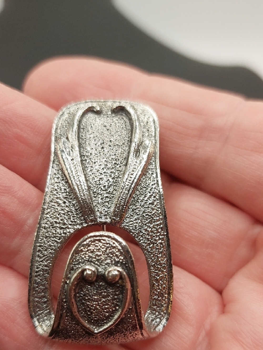Sarah Coventry Vintage 1973 Hammered Silvertone Glasses Holder Heart Brooch Pin - Picture 12 of 13